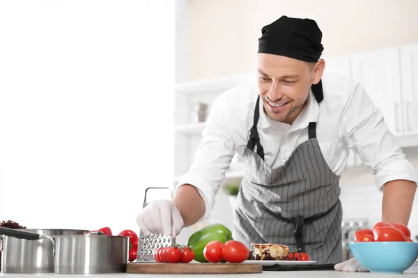 Chef Professionista Uniforme Che Lavora Alla Cucina Del Ristorante — Foto Stock