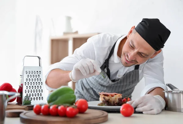 Chef Professionista Che Presenta Piatto Sul Tavolo Cucina — Foto Stock