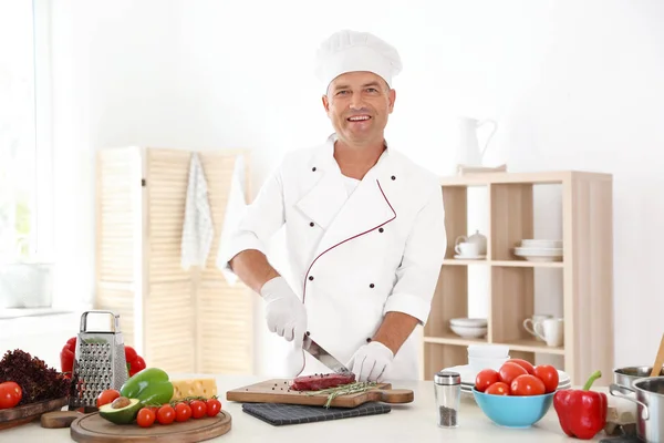 Chef Profissional Cortando Carne Mesa Cozinha — Fotografia de Stock