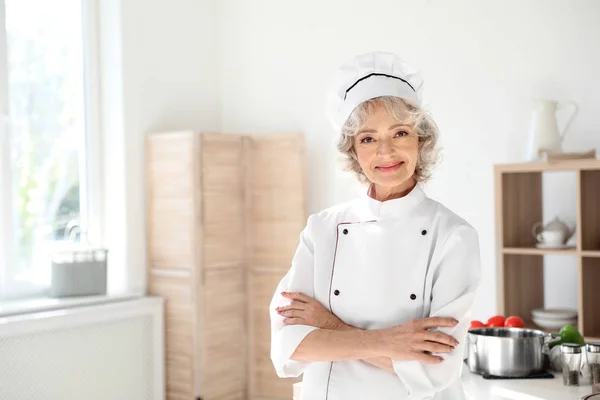 Kvinnlig Kock Som Bär Uniform Köket — Stockfoto