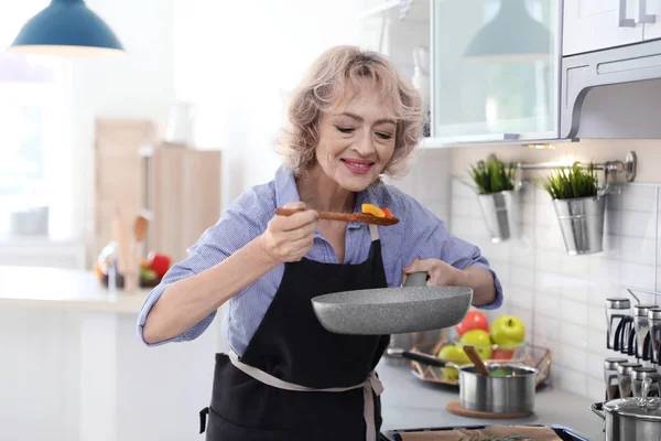 Profesjonalnym Kucharzem Kobiece Gotowanie Warzyw Kuchni — Zdjęcie stockowe
