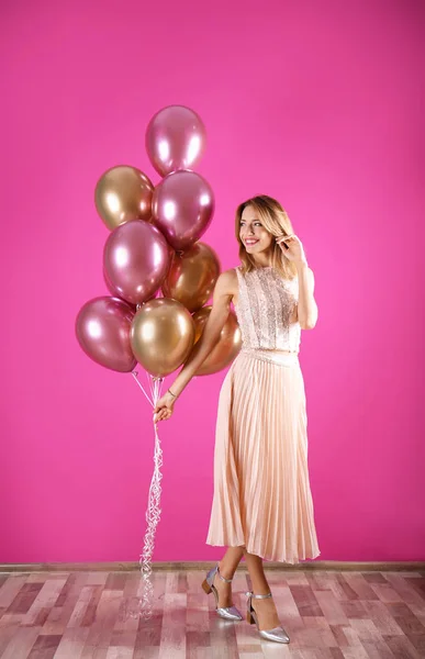 Mujer Joven Con Globos Aire Cerca Pared Color — Foto de Stock