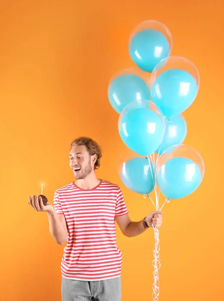 Jonge Man Met Verjaardag Muffin Lucht Ballonnen Kleur Achtergrond — Stockfoto