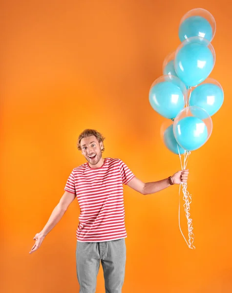 Jeune Homme Avec Des Ballons Air Sur Fond Couleur — Photo