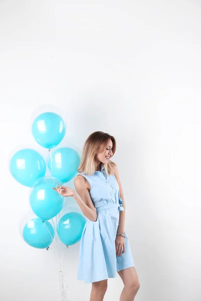 Jonge Vrouw Met Lucht Ballonnen Witte Achtergrond — Stockfoto