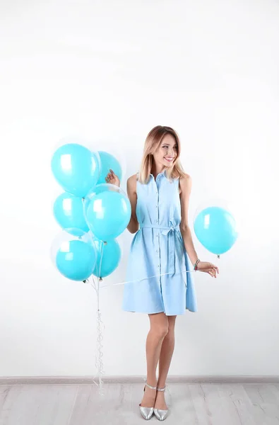 Junge Frau Mit Luftballons Nahe Weißer Mauer — Stockfoto