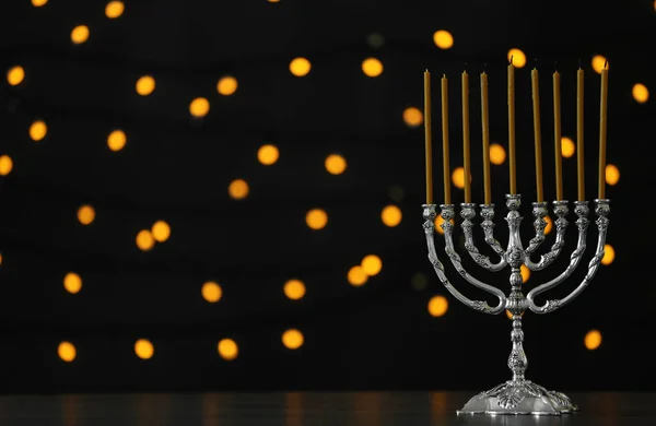 Hanukkah Menorah Con Velas Mesa Contra Las Luces Borrosas —  Fotos de Stock