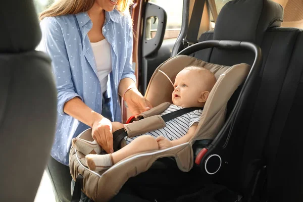 Mutter Befestigt Baby Kindersitz Auto — Stockfoto