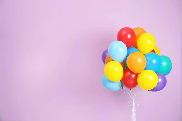 一束明亮的气球和文本反对颜色背景的空间 — 图库照片