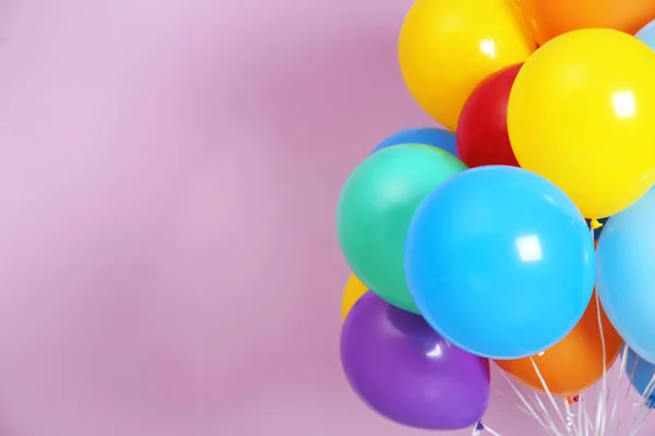 Bos Van Heldere Ballonnen Ruimte Voor Tekst Tegen Een Achtergrond — Stockfoto