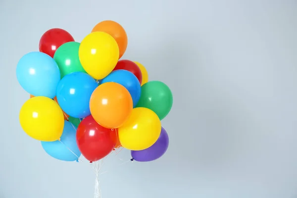 Bos Van Heldere Ballonnen Ruimte Voor Tekst Tegen Een Witte — Stockfoto