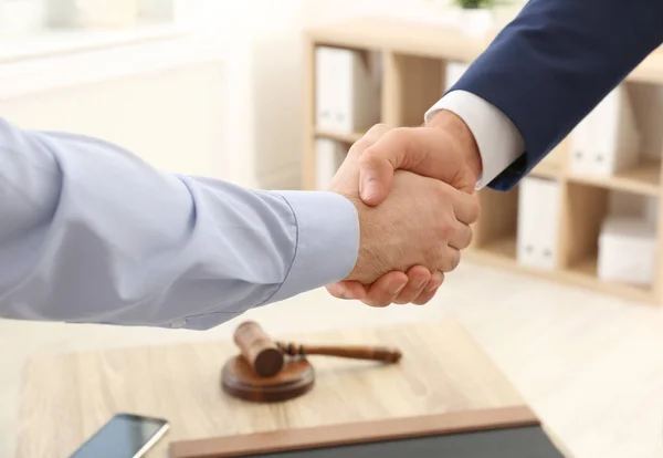 Advokat Handskakning Med Klienten Över Tabellen Office Närbild — Stockfoto