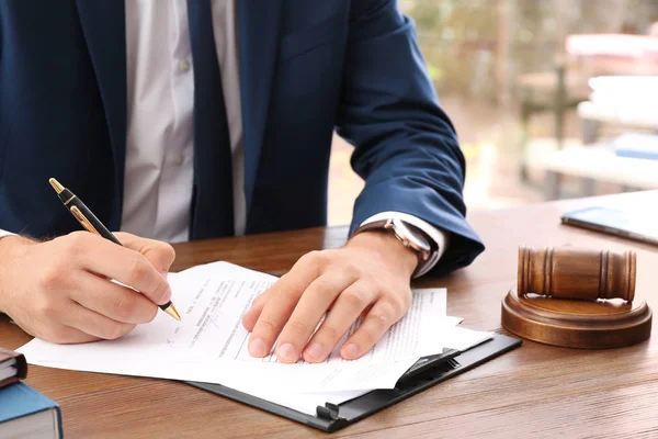 Anwalt Arbeitet Mit Dokumenten Tisch Konzentriert Sich Auf Die Hände — Stockfoto