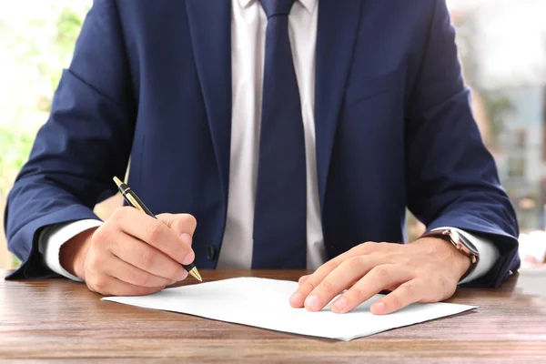 Jurist Som Arbetar Med Dokument Bordet Fokus Händer — Stockfoto