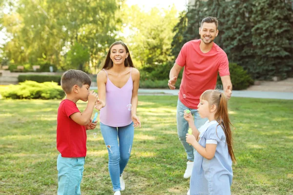 Mamma Med Hennes Söta Barn Grönt Gräs Parken Lycklig Familj — Stockfoto