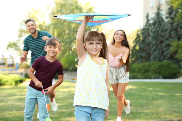 Mamma Med Hennes Söta Barn Grönt Gräs Parken Lycklig Familj — Stockfoto