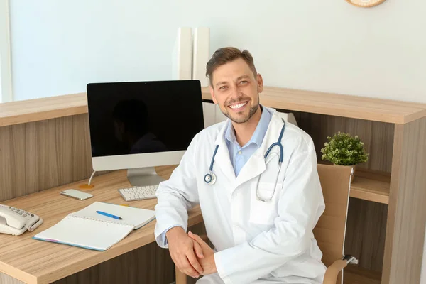 Assistente Médico Masculino Local Trabalho Clínica Serviço Saúde — Fotografia de Stock