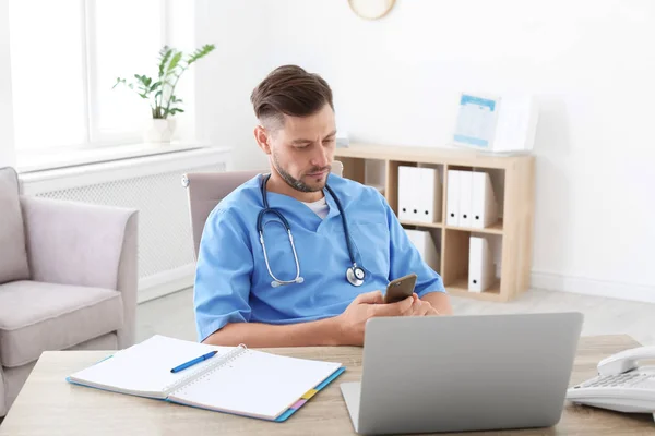 Assistente Medico Maschile Sul Posto Lavoro Clinica Servizio Sanitario — Foto Stock