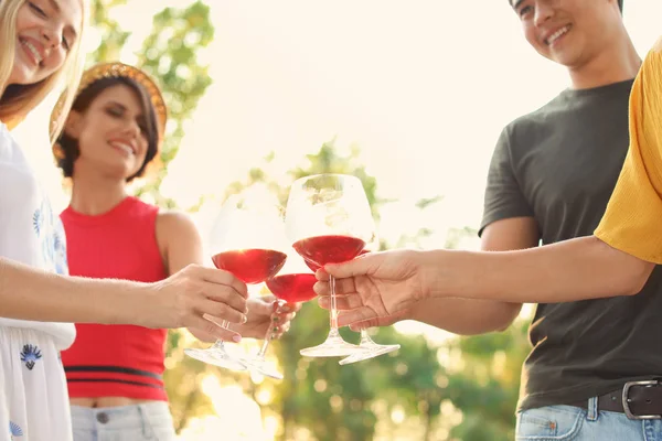 Happy Vrienden Hebben Picnic Het Park Zonnige Dag Close — Stockfoto