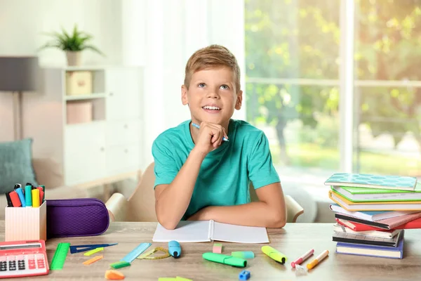 Kleiner Junge Mit Rucksack Und Notizbüchern Auf Weißem Hintergrund Schreibwaren — Stockfoto