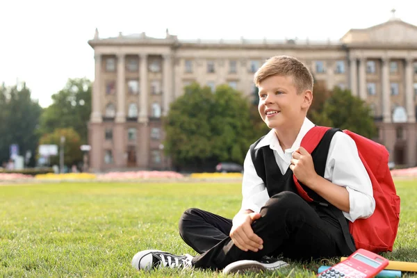 Mały Chłopiec Plecaka Notebooków Białym Tle Artykuły Papiernicze Szkolne — Zdjęcie stockowe