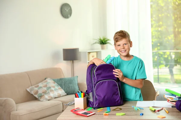 Söt Pojke Göra Läxor Vid Bord Med Skolan Brevpapper Inomhus — Stockfoto