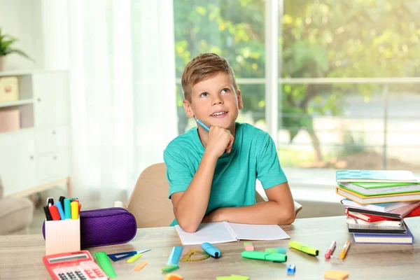 Netter Junge Macht Hausaufgaben Tisch Mit Schulpapier Drinnen — Stockfoto