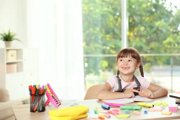 Linda Chica Haciendo Tarea Mesa Con Papelería Escuela Interior — Foto de Stock