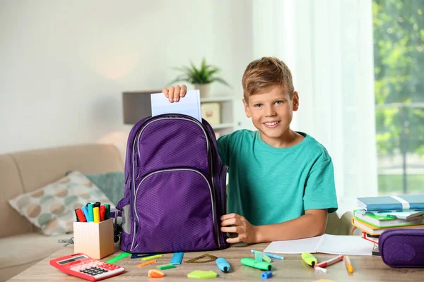 Lindo Chico Poniendo Papelería Escuela Mochila Mesa Interior — Foto de Stock