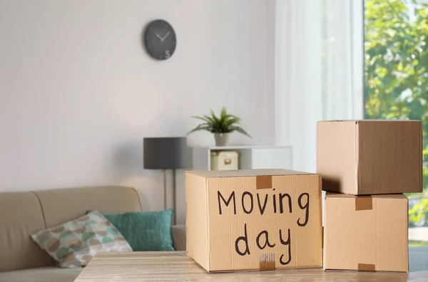 Cajas Cartón Sobre Mesa Sobre Fondo Borroso Día Movimiento — Foto de Stock