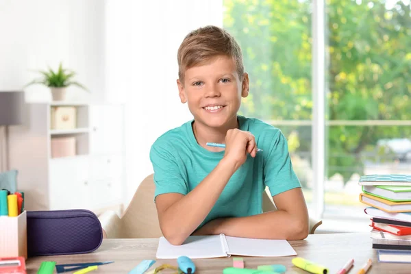 Kleiner Junge Der Hause Aufgaben Erledigt Schreibwaren Für Die Schule — Stockfoto