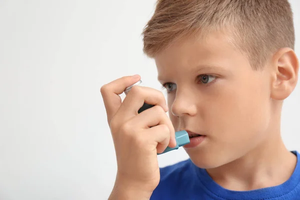 Küçük Çocuk Astım Inhaler Işık Arka Plan Üzerinde Kullanma — Stok fotoğraf