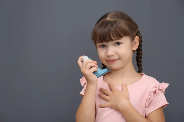 Kleines Mädchen Mit Asthma Inhalator Auf Grauem Hintergrund — Stockfoto