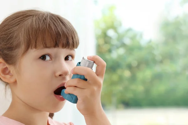Gadis Kecil Menggunakan Inhaler Asma Pada Latar Belakang Kabur — Stok Foto