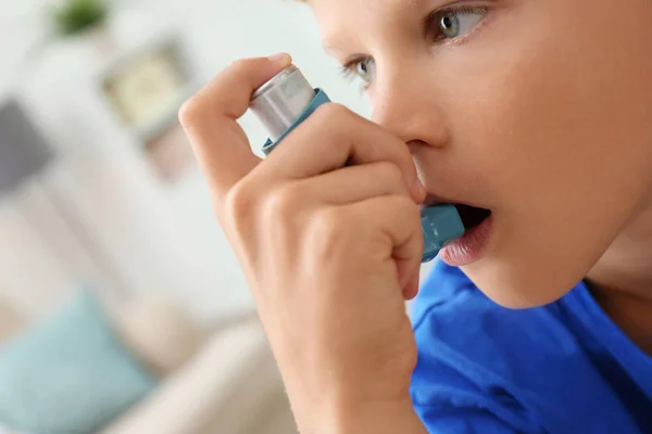 Anak Kecil Menggunakan Inhaler Asma Pada Latar Belakang Kabur — Stok Foto