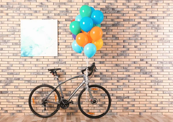 Велосипед Красочными Воздушными Шарами Возле Кирпичной Стены Помещении — стоковое фото