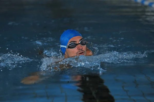 Mladý Atletický Muž Plavání Bazénu Uvnitř — Stock fotografie