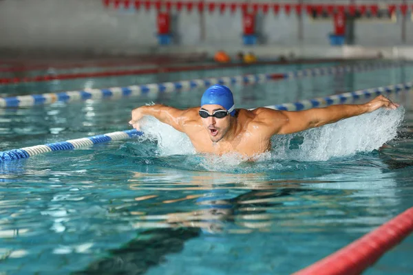 Mladý Atletický Muž Plavání Bazénu Uvnitř — Stock fotografie