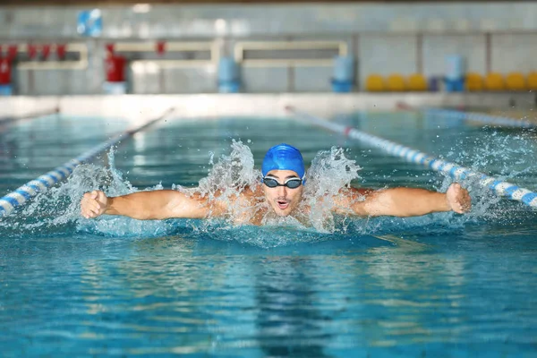 Sportieve Jongeman Zwemmen Zwembad Binnen — Stockfoto