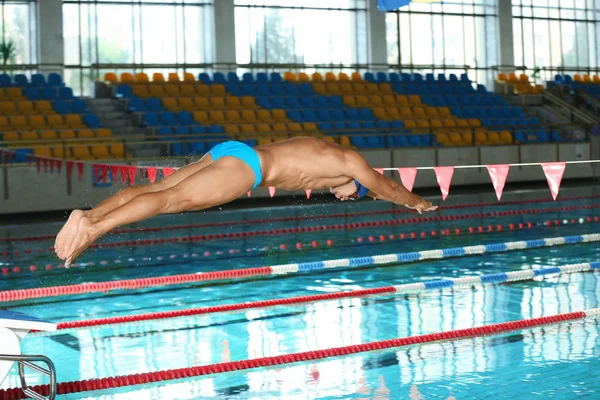 Junger Sportler Springt Ins Schwimmbad — Stockfoto