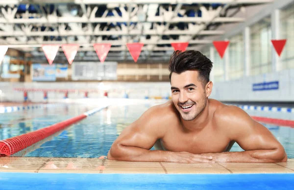 Sportieve Jongeman Zwembad Binnen — Stockfoto