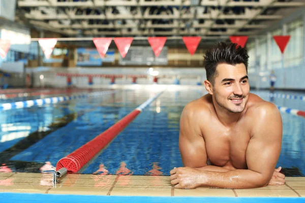 Mladý Atletický Muž Bazénu Uvnitř — Stock fotografie