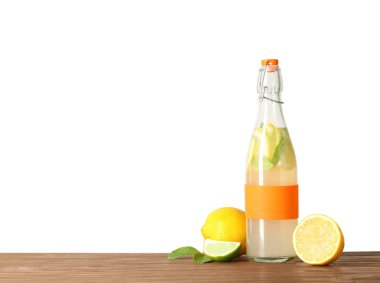 Beyaz arka plan karşı masada doğal limonata ile şişe
