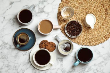 Mermer zemin üzerine kahve ile düz yatıyordu kompozisyon. Gıda fotoğrafçılığı