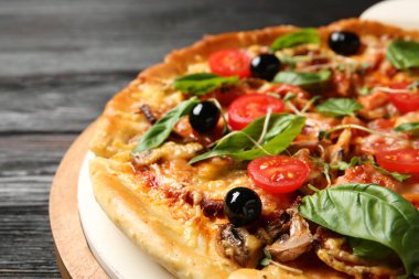 Tablo, closeup lezzetli taze ev yapımı pizza