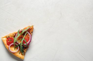 Lezzetli ev yapımı pizza ve metin tablo, en iyi görünüm için yer dilim