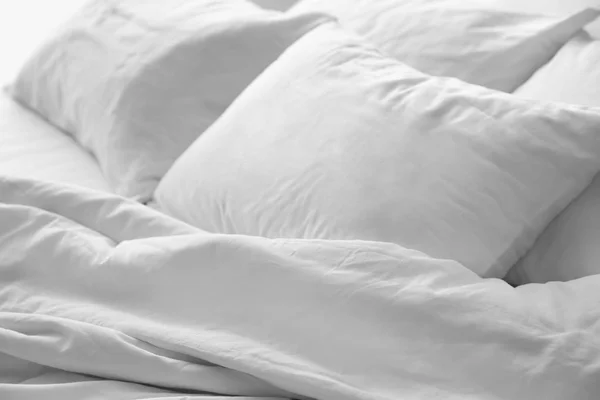 Weiche Weiße Kissen Auf Chaotischem Bett Nahaufnahme — Stockfoto