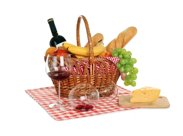 Picknickkorb Mit Essen Und Weingläsern Auf Weißem Hintergrund — Stockfoto