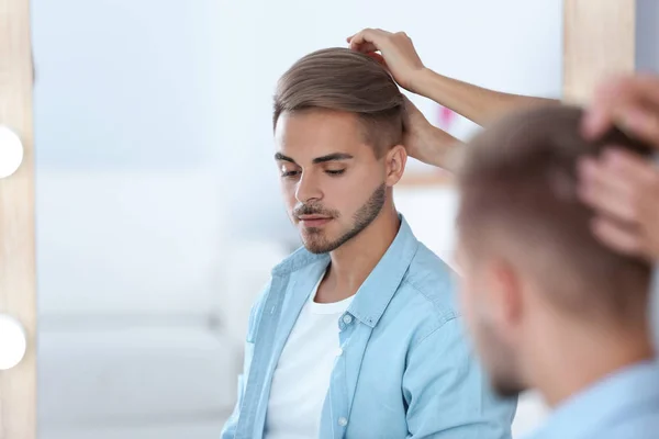 Jeune Homme Avec Coiffure Tendance Sur Fond Couleur — Photo