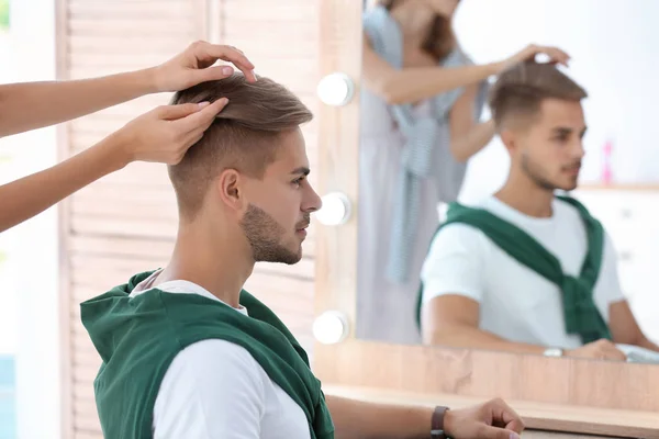 Jeune Homme Avec Coiffure Tendance Sur Fond Couleur — Photo